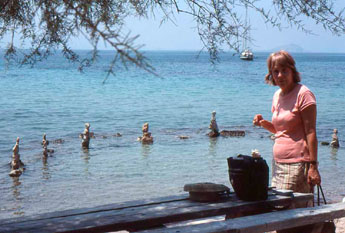 Egine bord de mer avec cairnes